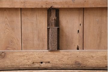 アンティーク建具　明治期　総ケヤキ材　どっしりとした存在感漂う蔵戸(玄関戸、引き戸、建具)(R-047469)