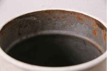 シャビーな雰囲気が漂う大きなミルク缶(ペイント、牛乳缶、ディスプレイ、ガーデニング雑貨)(R-047472)