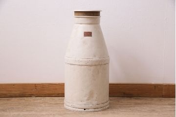シャビーな雰囲気が漂う大きなミルク缶(ペイント、牛乳缶、ディスプレイ、ガーデニング雑貨)(R-047472)