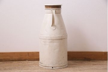 シャビーな雰囲気が漂う大きなミルク缶(ペイント、牛乳缶、ディスプレイ、ガーデニング雑貨)(R-047472)
