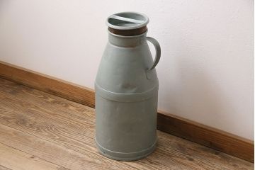 シャビーな雰囲気がお洒落なミルク缶(ペイント、牛乳缶、ディスプレイ、ガーデニング雑貨)(R-047473)