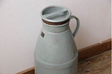 シャビーな雰囲気がお洒落なミルク缶(ペイント、牛乳缶、ディスプレイ、ガーデニング雑貨)(R-047473)