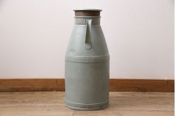 シャビーな雰囲気がお洒落なミルク缶(ペイント、牛乳缶、ディスプレイ、ガーデニング雑貨)(R-047473)