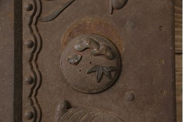 和製アンティーク　鶴と亀の意匠が目を引く上質な造りの錠前金具(ディスプレイ雑貨)(R-047475)