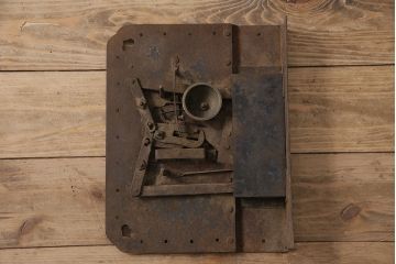 和製アンティーク　鶴と亀の意匠が目を引く上質な造りの錠前金具(ディスプレイ雑貨)(R-047475)