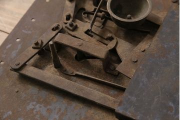 和製アンティーク　鶴と亀の意匠が目を引く上質な造りの錠前金具(ディスプレイ雑貨)(R-047475)