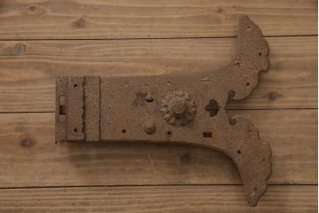 和製アンティーク　個性的な形が目を引く上質な造りの錠前金具(ディスプレイ雑貨)(R-047476)
