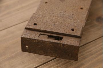 和製アンティーク　個性的な形が目を引く上質な造りの錠前金具(ディスプレイ雑貨)(R-047476)