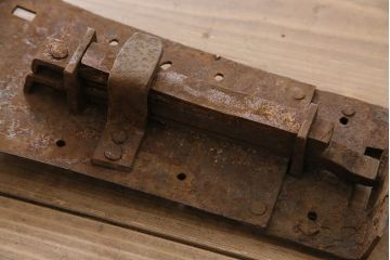 和製アンティーク　個性的な形が目を引く上質な造りの錠前金具(ディスプレイ雑貨)(R-047476)