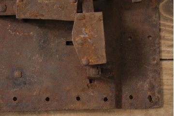和製アンティーク　使い込まれた風合いがかっこいい上質な造りの錠前金具(ディスプレイ雑貨)(R-047477)