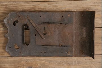 和製アンティーク　ごつごつした質感が味わい深い上質な造りの錠前金具(ディスプレイ雑貨)(R-047478)