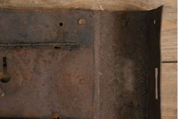 和製アンティーク　ごつごつした質感が味わい深い上質な造りの錠前金具(ディスプレイ雑貨)(R-047478)