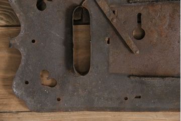 和製アンティーク　ごつごつした質感が味わい深い上質な造りの錠前金具(ディスプレイ雑貨)(R-047478)