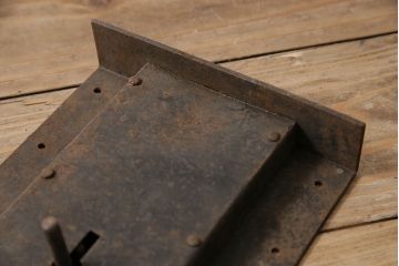 和製アンティーク　シンプルなつくりが魅力的な蔵戸の錠前金具(ディスプレイ雑貨、蔵戸パーツ)(R-047479)