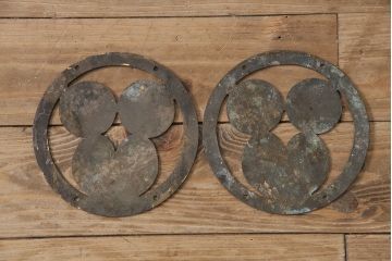 アンティーク雑貨　真鍮製の味わい深い風合いが魅力的な蔵戸の錠前金具(家紋、飾り金具、ディスプレイ雑貨、蔵戸パーツ)(R-047482)