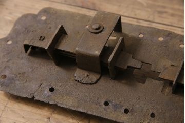 アンティーク雑貨　長い年月を経て味わいを増した蔵戸の錠前金具(ディスプレイ雑貨、蔵戸パーツ)(R-047483)