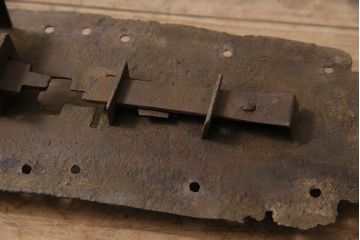 アンティーク雑貨　長い年月を経て味わいを増した蔵戸の錠前金具(ディスプレイ雑貨、蔵戸パーツ)(R-047483)