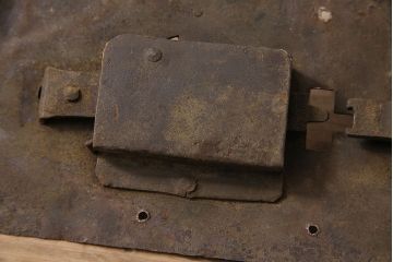 アンティーク雑貨　時代を感じる古さがこれまた味!な蔵戸の錠前金具(ディスプレイ雑貨、蔵戸パーツ)(R-047484)