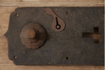 アンティーク雑貨　当時の雰囲気が味わえる蔵戸の錠前金具(ディスプレイ雑貨、蔵戸パーツ)(R-047485)