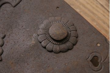 アンティーク雑貨　上手物!!　繊細な意匠の技が光る蔵戸の錠前金具(彫金、打ち出し金具、ディスプレイ雑貨、蔵戸パーツ)(R-047486)