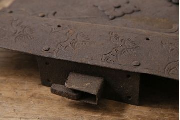 アンティーク雑貨　上手物!!　繊細な意匠の技が光る蔵戸の錠前金具(彫金、打ち出し金具、ディスプレイ雑貨、蔵戸パーツ)(R-047486)