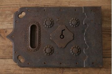 アンティーク雑貨　経年変化の味わいと意匠が魅力的な蔵戸の錠前金具(彫金、ディスプレイ雑貨、蔵戸パーツ)(R-047487)