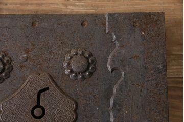 アンティーク雑貨　経年変化の味わいと意匠が魅力的な蔵戸の錠前金具(彫金、ディスプレイ雑貨、蔵戸パーツ)(R-047487)