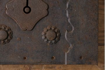 アンティーク雑貨　経年変化の味わいと意匠が魅力的な蔵戸の錠前金具(彫金、ディスプレイ雑貨、蔵戸パーツ)(R-047487)