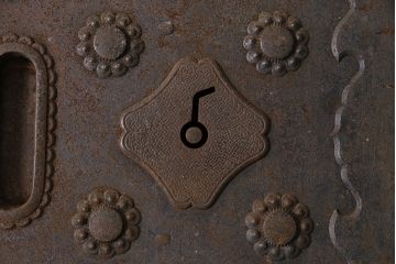 アンティーク雑貨　経年変化の味わいと意匠が魅力的な蔵戸の錠前金具(彫金、ディスプレイ雑貨、蔵戸パーツ)(R-047487)