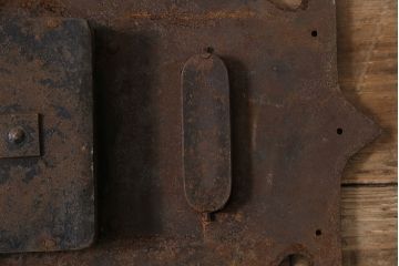 アンティーク雑貨　経年変化の味わいと意匠が魅力的な蔵戸の錠前金具(彫金、ディスプレイ雑貨、蔵戸パーツ)(R-047487)