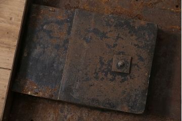 アンティーク雑貨　経年変化の味わいと意匠が魅力的な蔵戸の錠前金具(彫金、ディスプレイ雑貨、蔵戸パーツ)(R-047487)