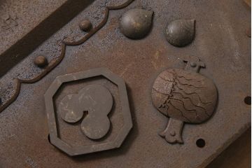 アンティーク雑貨　安子島　元祖 国分信奉作　縁起物の意匠が目を引く蔵戸の錠前金具(ディスプレイ雑貨、打ち出し金具、彫金、蔵戸パーツ)(R-047488)
