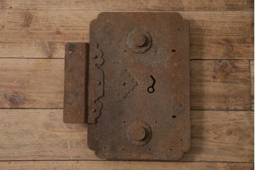 アンティーク雑貨　錆びた風合いが趣溢れる蔵戸の錠前金具(ディスプレイ雑貨、蔵戸パーツ)(R-047489)
