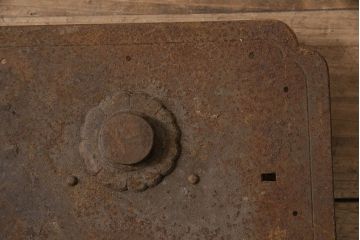 アンティーク雑貨　錆びた風合いが趣溢れる蔵戸の錠前金具(ディスプレイ雑貨、蔵戸パーツ)(R-047489)