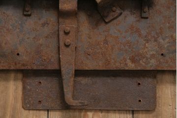 アンティーク雑貨　錆びた風合いが趣溢れる蔵戸の錠前金具(ディスプレイ雑貨、蔵戸パーツ)(R-047489)