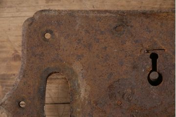 アンティーク雑貨　時代の味わいが趣溢れる蔵戸の錠前金具(ディスプレイ雑貨、蔵戸パーツ)(R-047490)
