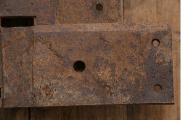 アンティーク雑貨　時代の味わいが趣溢れる蔵戸の錠前金具(ディスプレイ雑貨、蔵戸パーツ)(R-047490)