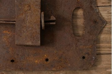 アンティーク雑貨　時代の味わいが趣溢れる蔵戸の錠前金具(ディスプレイ雑貨、蔵戸パーツ)(R-047490)