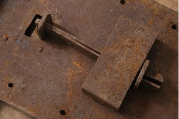 アンティーク雑貨　時代の味わいが趣溢れる蔵戸の錠前金具(ディスプレイ雑貨、蔵戸パーツ)(R-047490)