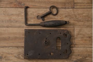 アンティーク雑貨　時代物ならではの味わいが魅力的な蔵戸の錠前金具3点セット(ディスプレイ雑貨、蔵戸パーツ)(R-047492)