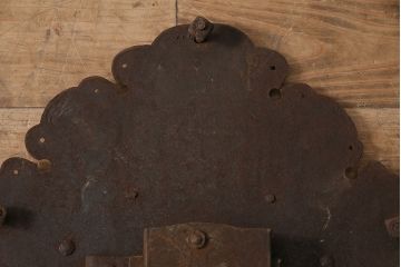 アンティーク雑貨　巾着モチーフの金具が目を引く蔵戸の錠前金具(ディスプレイ雑貨、蔵戸パーツ)(R-047493)