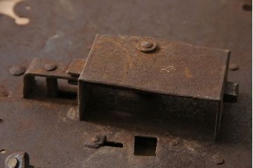 アンティーク雑貨　巾着モチーフの金具が目を引く蔵戸の錠前金具(ディスプレイ雑貨、蔵戸パーツ)(R-047493)