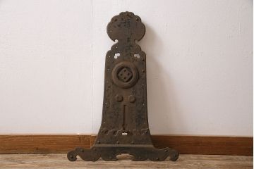 アンティーク雑貨　彫金の意匠が施された存在感のある蔵戸の錠前金具(ディスプレイ雑貨、蔵戸パーツ)(R-047495)