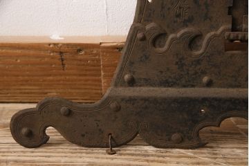 アンティーク雑貨　彫金の意匠が施された存在感のある蔵戸の錠前金具(ディスプレイ雑貨、蔵戸パーツ)(R-047495)