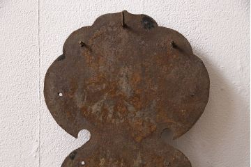 アンティーク雑貨　彫金の意匠が施された存在感のある蔵戸の錠前金具(ディスプレイ雑貨、蔵戸パーツ)(R-047495)