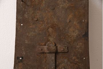 アンティーク雑貨　彫金の意匠が施された存在感のある蔵戸の錠前金具(ディスプレイ雑貨、蔵戸パーツ)(R-047495)