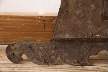 アンティーク雑貨　彫金の意匠が施された存在感のある蔵戸の錠前金具(ディスプレイ雑貨、蔵戸パーツ)(R-047495)