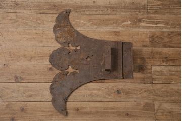 アンティーク雑貨　繊細な意匠が施された空間のアクセントになる特大の蔵戸錠前金具(ディスプレイ雑貨、蔵戸パーツ)(R-047496)
