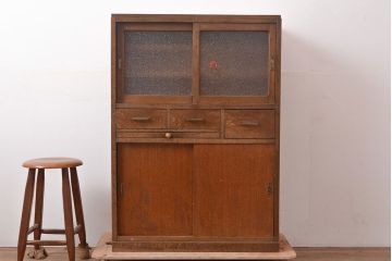 昭和中期　ダイヤガラスが魅力的なナラ材製の作業台付き食器棚(戸棚、収納棚、キャビネット)(R-047497)
