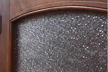 和製アンティーク　ダイヤガラスがレトロな雰囲気を盛り上げる樺材製ガラス戸棚(収納棚、キャビネット)(R-047504)